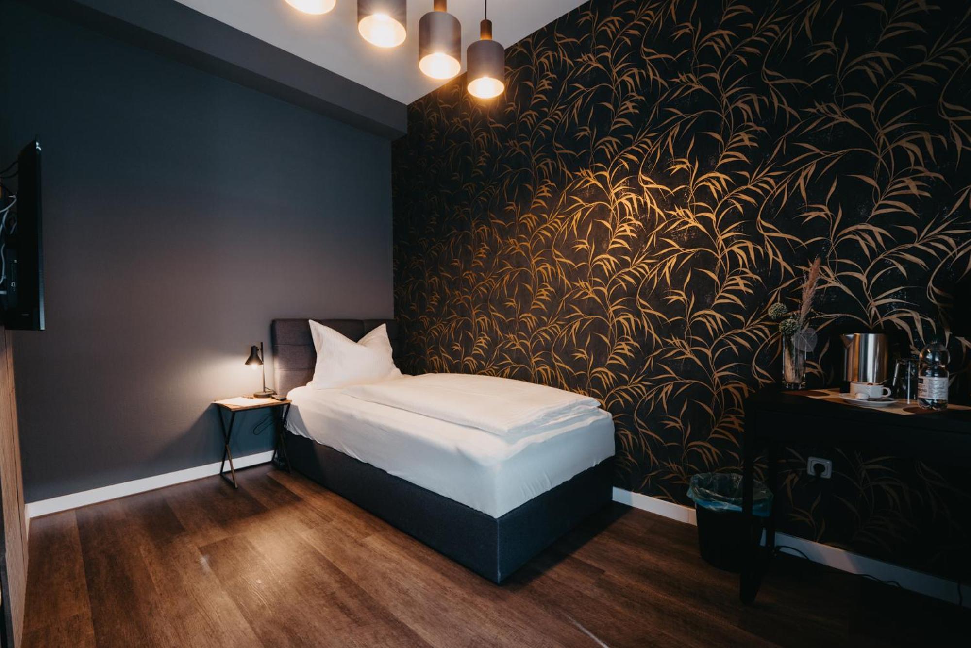 Hotel-Gasthof Zur Krone Waldaschaff Buitenkant foto